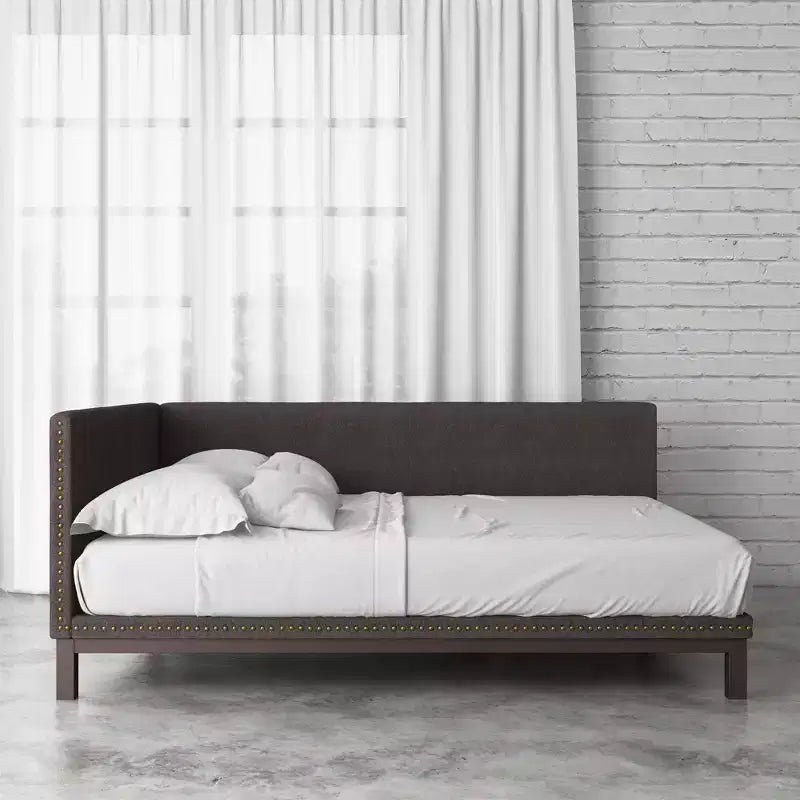 Banquette-lit moderne du milieu du siècle, revêtue de tissu de lin avec des clous décoratifs