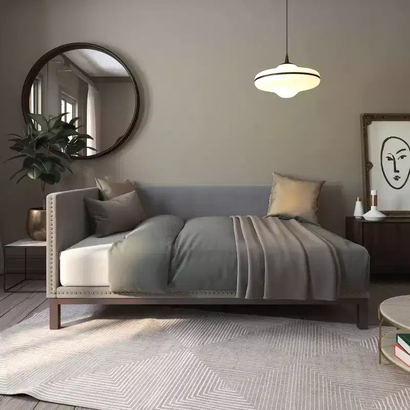 Banquette-lit moderne du milieu du siècle, revêtue de tissu de lin avec des clous décoratifs