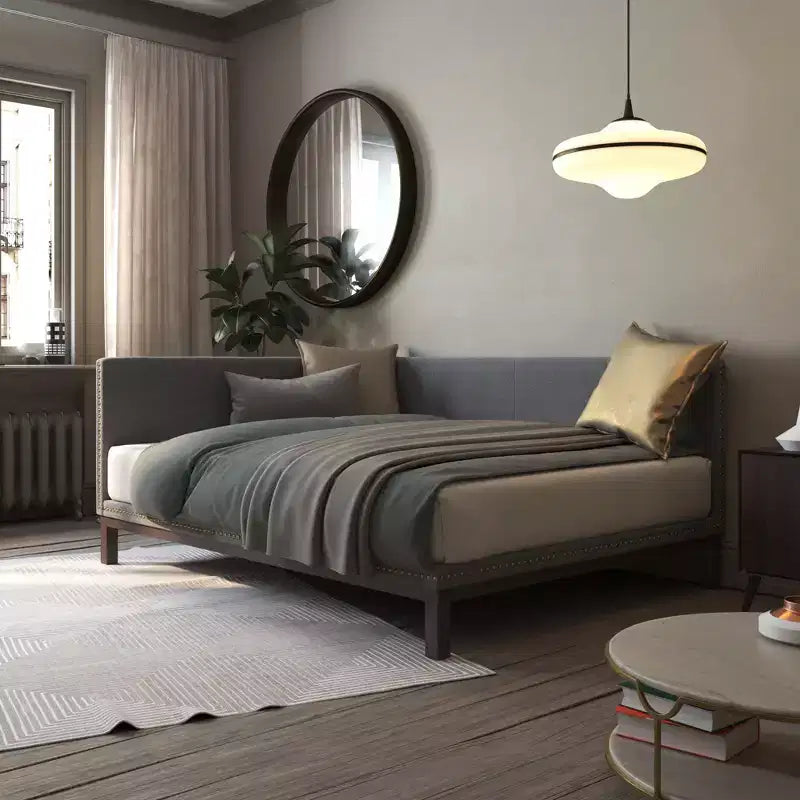 Banquette-lit moderne du milieu du siècle, revêtue de tissu de lin avec des clous décoratifs