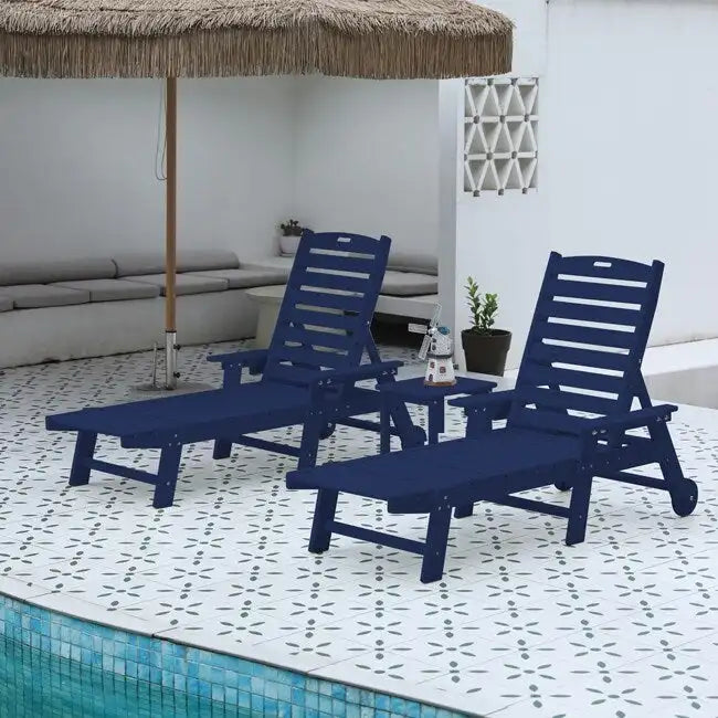 Ensemble de patio 3 pièces : 2 chaises longues surdimensionnées (5 positions, roues, porte-gobelet) + table d'appoint, aspect bois résistant aux intempéries.