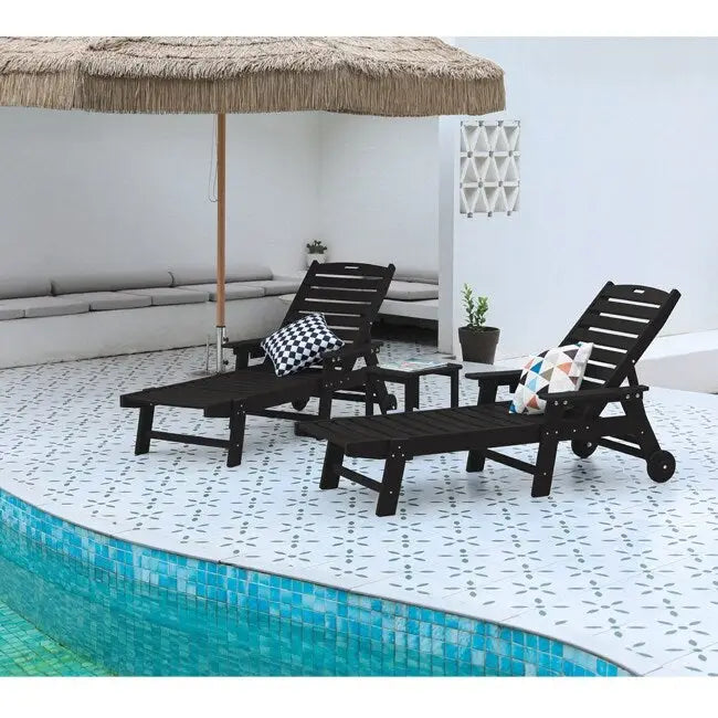 Ensemble de patio 3 pièces : 2 chaises longues surdimensionnées (5 positions, roues, porte-gobelet) + table d'appoint, aspect bois résistant aux intempéries.