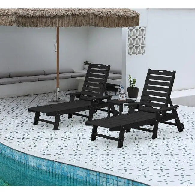 Ensemble de patio 3 pièces : 2 chaises longues surdimensionnées (5 positions, roues, porte-gobelet) + table d'appoint, aspect bois résistant aux intempéries.