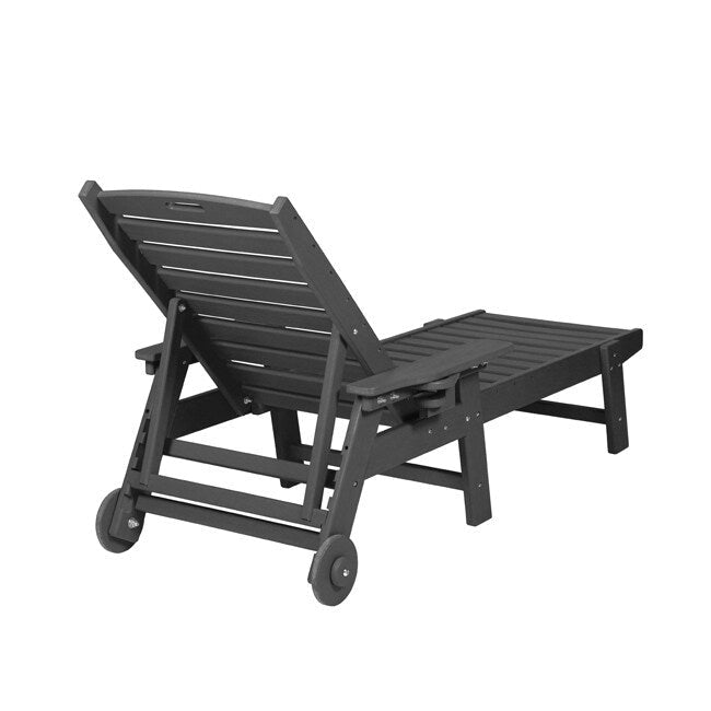 Ensemble de patio 3 pièces : 2 chaises longues surdimensionnées (5 positions, roues, porte-gobelet) + table d'appoint, aspect bois résistant aux intempéries.