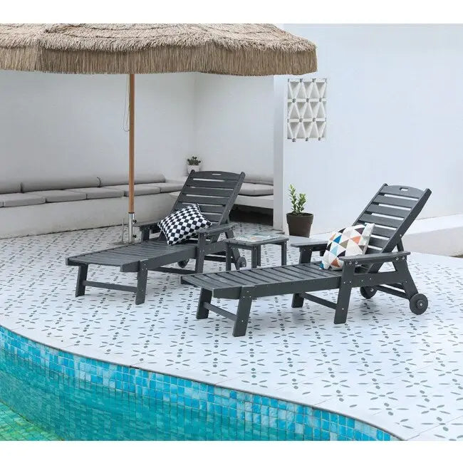 Ensemble de patio 3 pièces : 2 chaises longues surdimensionnées (5 positions, roues, porte-gobelet) + table d'appoint, aspect bois résistant aux intempéries.