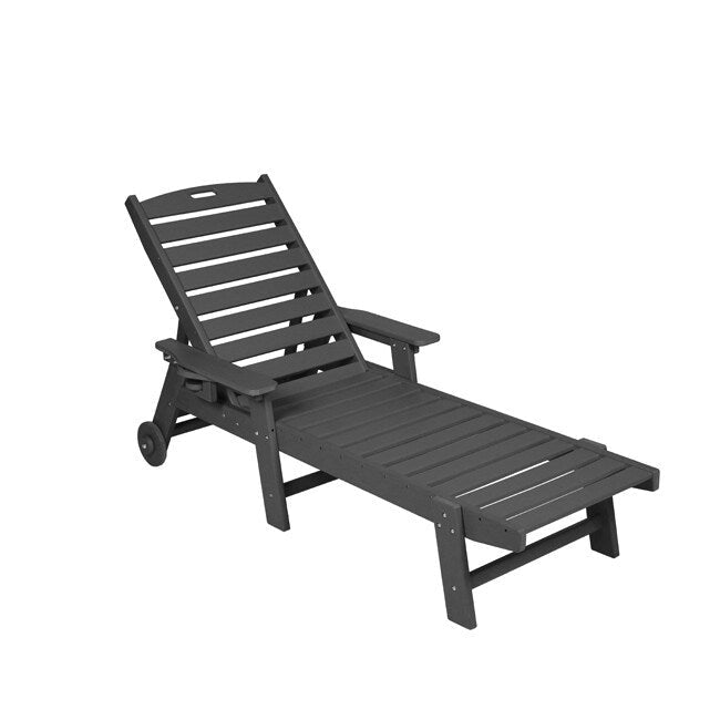 Ensemble de patio 3 pièces : 2 chaises longues surdimensionnées (5 positions, roues, porte-gobelet) + table d'appoint, aspect bois résistant aux intempéries.