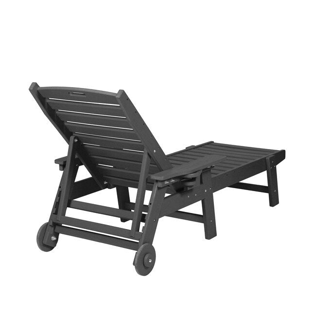 Ensemble de patio 3 pièces : 2 chaises longues surdimensionnées (5 positions, roues, porte-gobelet) + table d'appoint, aspect bois résistant aux intempéries.