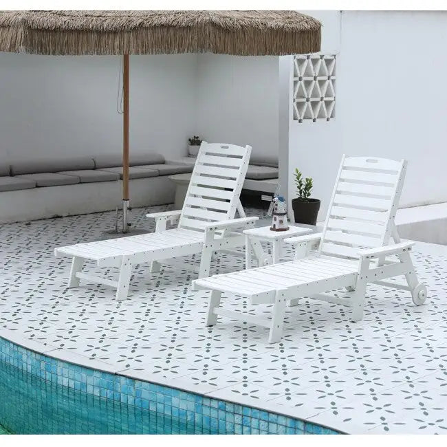 Ensemble de patio 3 pièces : 2 chaises longues surdimensionnées (5 positions, roues, porte-gobelet) + table d'appoint, aspect bois résistant aux intempéries.