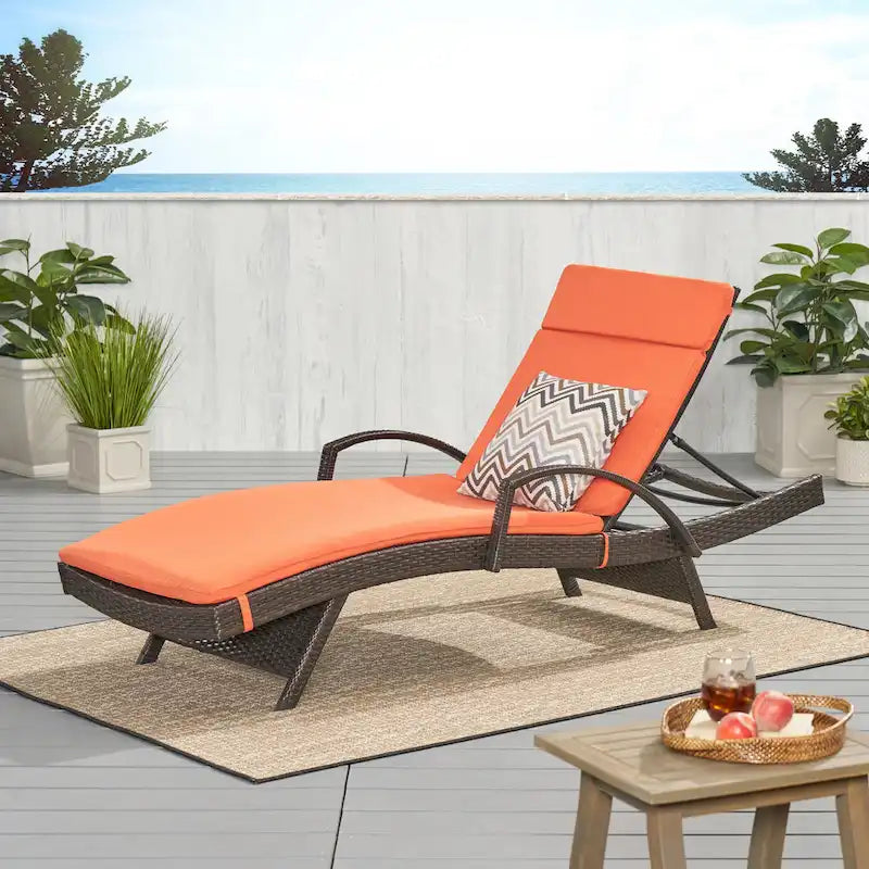 Toscana, chaise longue de jardin en osier avec coussins et accoudoirs, par Christopher Knight Home