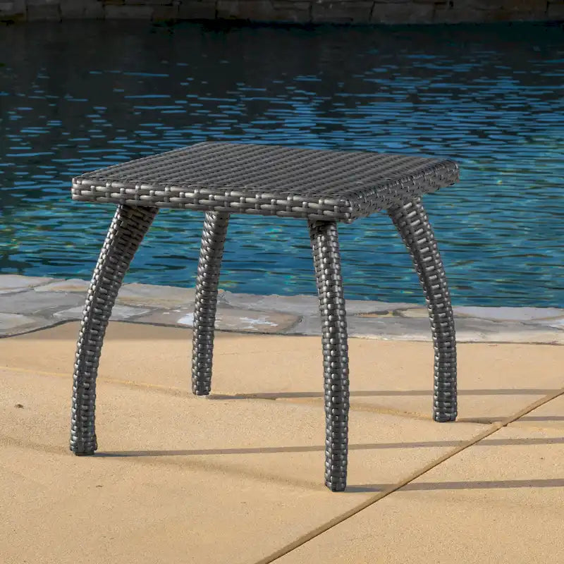 Table d'appoint d'extérieur en osier Honolulu de Christopher Knight Home