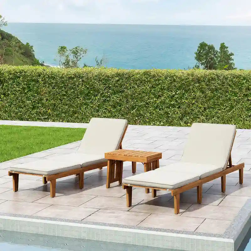 Ensemble de 3 chaises longues d'extérieur en bois d'acacia Ariana avec coussins résistants à l'eau par Christopher Knight Home