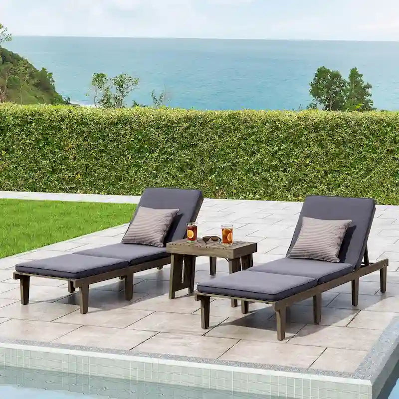 Ensemble de 3 chaises longues d'extérieur en bois d'acacia Ariana avec coussins résistants à l'eau par Christopher Knight Home