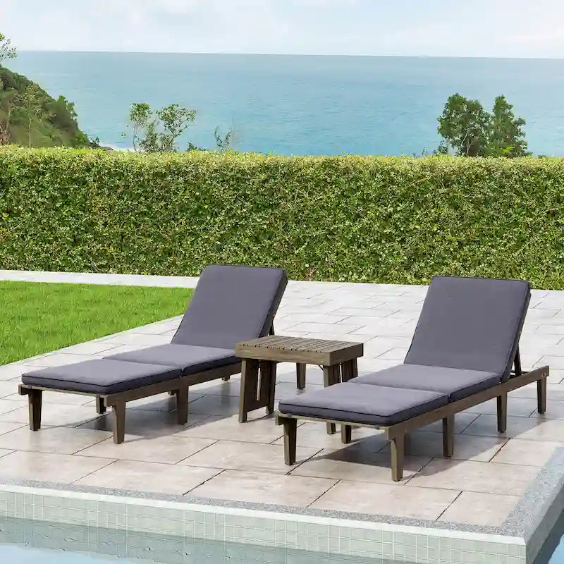 Ensemble de 3 chaises longues d'extérieur en bois d'acacia Ariana avec coussins résistants à l'eau par Christopher Knight Home