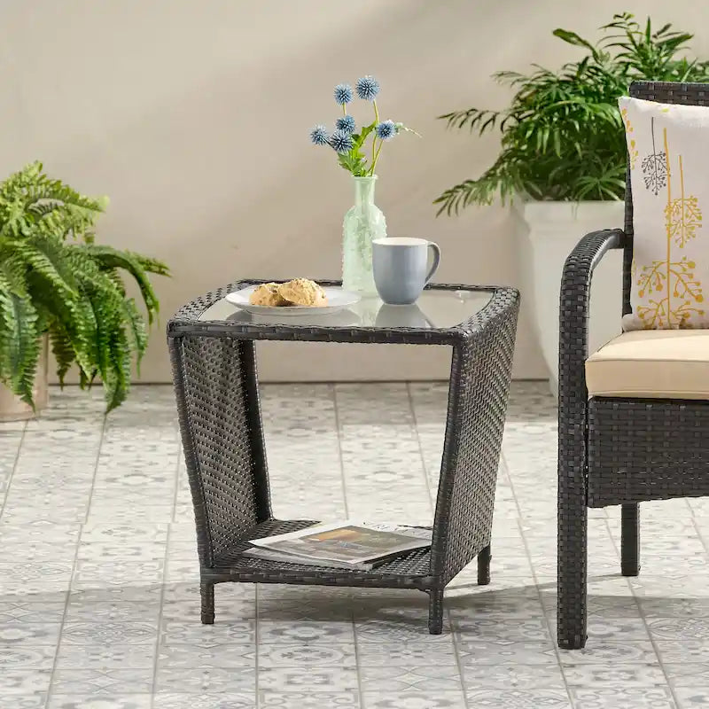 Table d'appoint d'extérieur en osier Weston avec plateau en verre par Christopher Knight Home