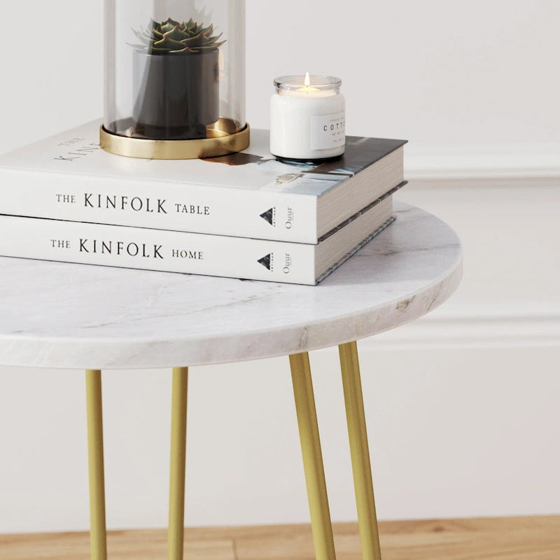 Table d'appoint ou de bout Nathan James Ashley en marbre blanc avec pieds épingle en laiton et étagère de rangement