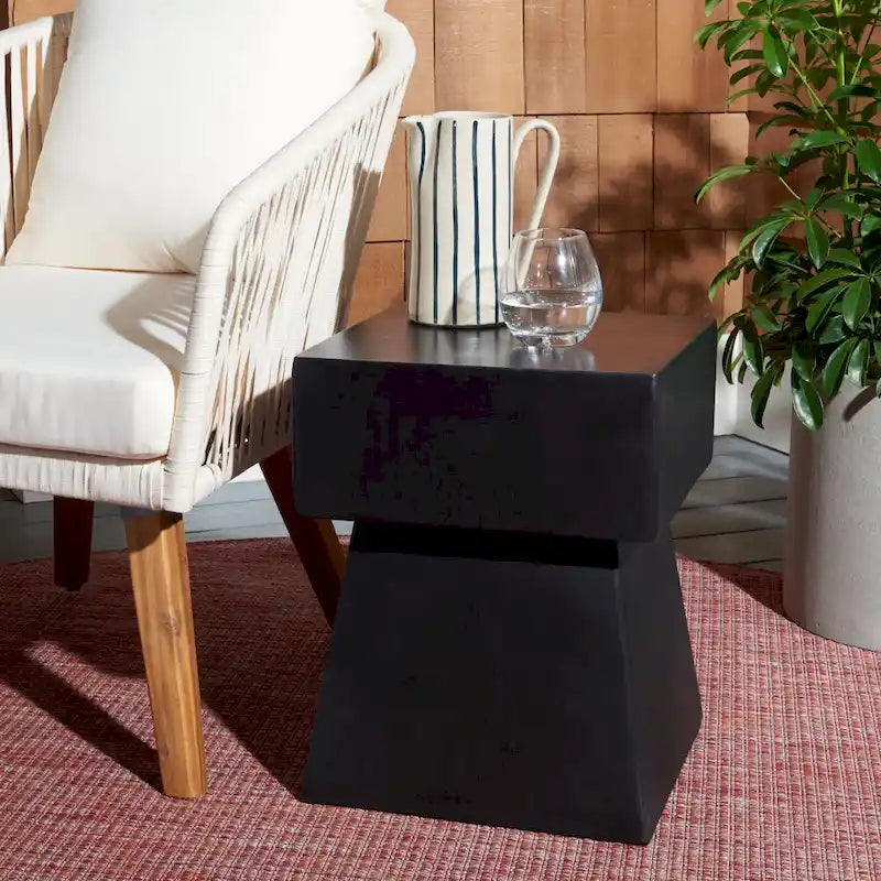SAFAVIEH Table d'appoint intérieure/extérieure en béton Rukiye - 13.7 L x 13.7 P x 18.1 H - 14Wx14Dx18H