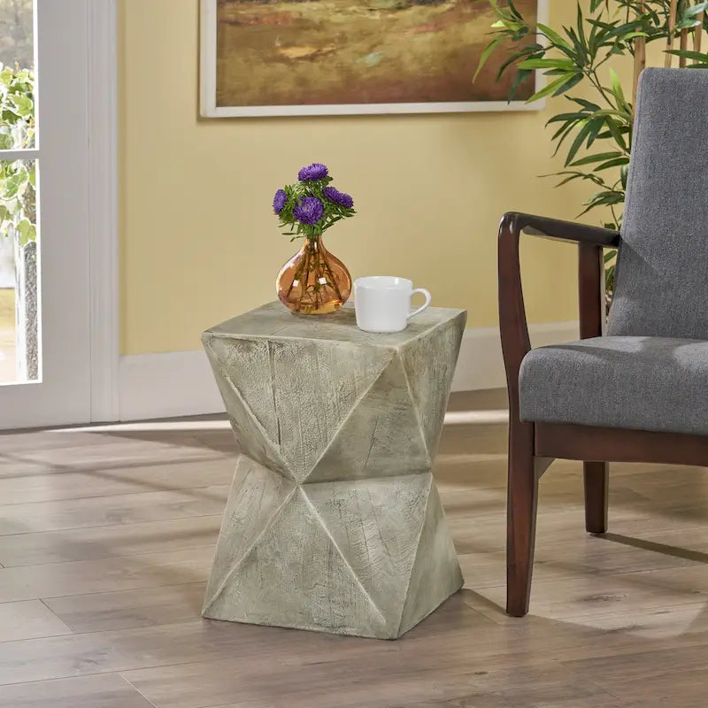 Table d'appoint Waylon en béton léger par Christopher Knight Home