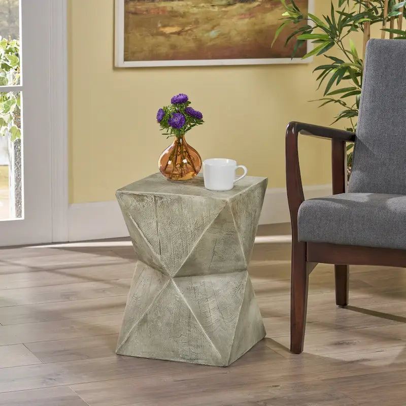 Table d'appoint Waylon en béton léger par Christopher Knight Home
