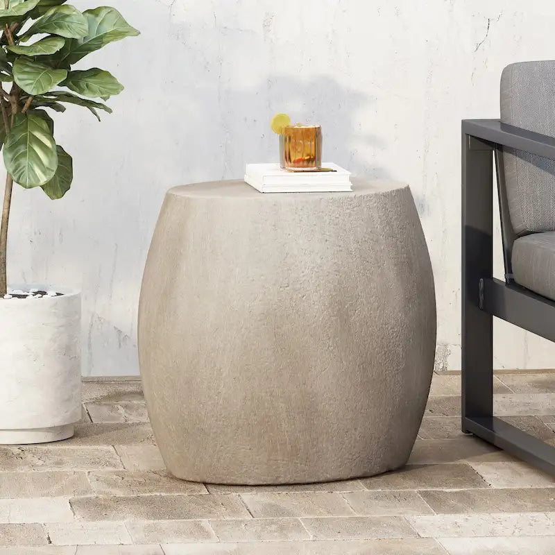 Table d'appoint en béton léger Gatsby de Christopher Knight Home