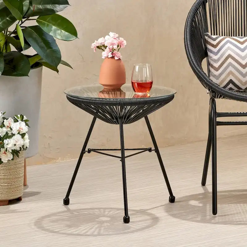 Table d'appoint d'extérieur moderne en osier Nusa avec plateau en verre trempé par Christopher Knight Home