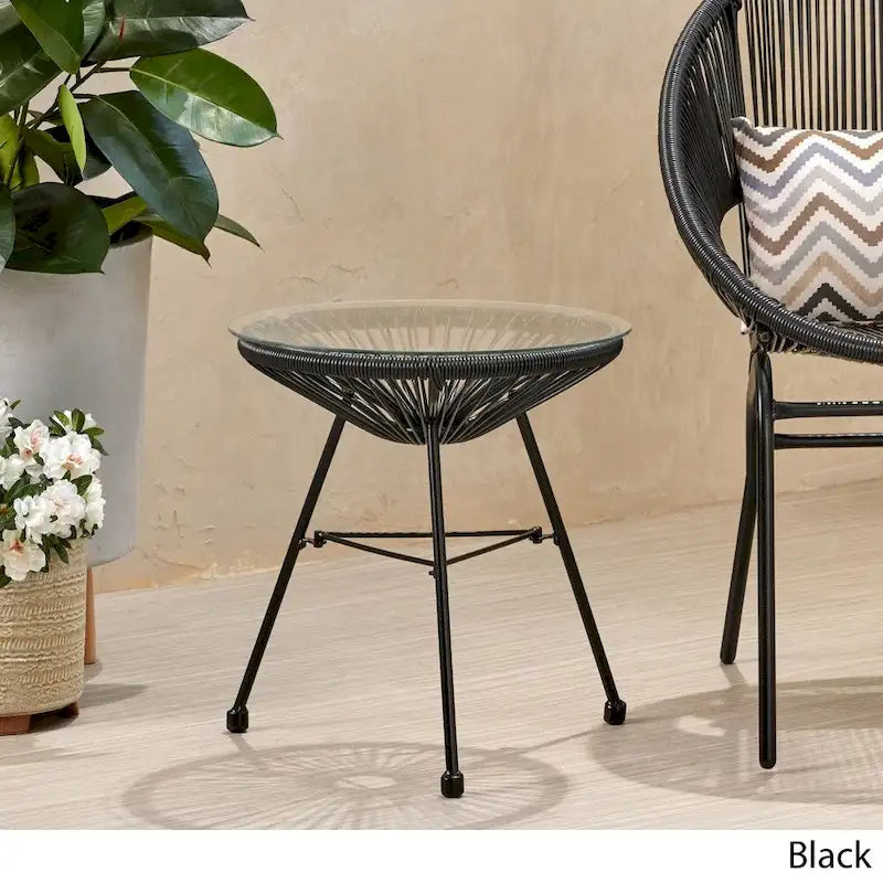 Table d'appoint d'extérieur moderne en osier Nusa avec plateau en verre trempé par Christopher Knight Home