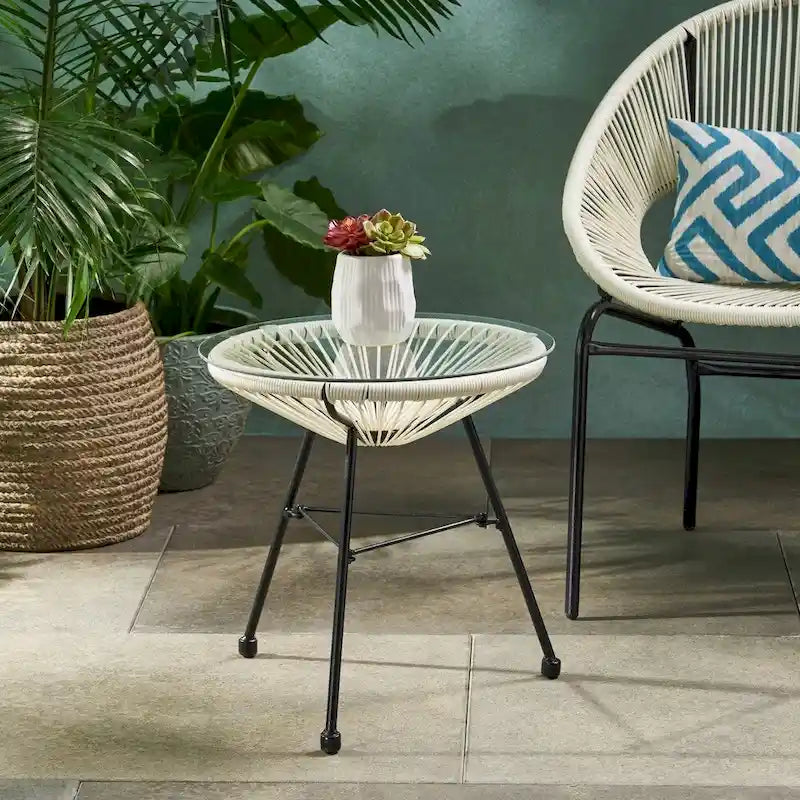 Table d'appoint d'extérieur moderne en osier Nusa avec plateau en verre trempé par Christopher Knight Home