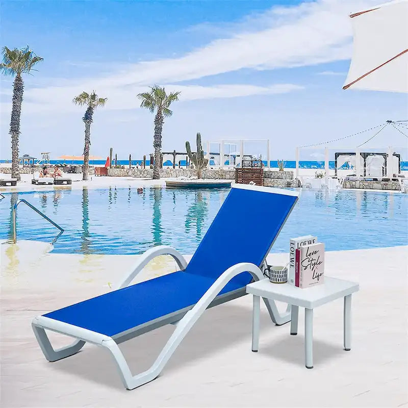 Chaises longues de piscine réglables en aluminium et table en plastique