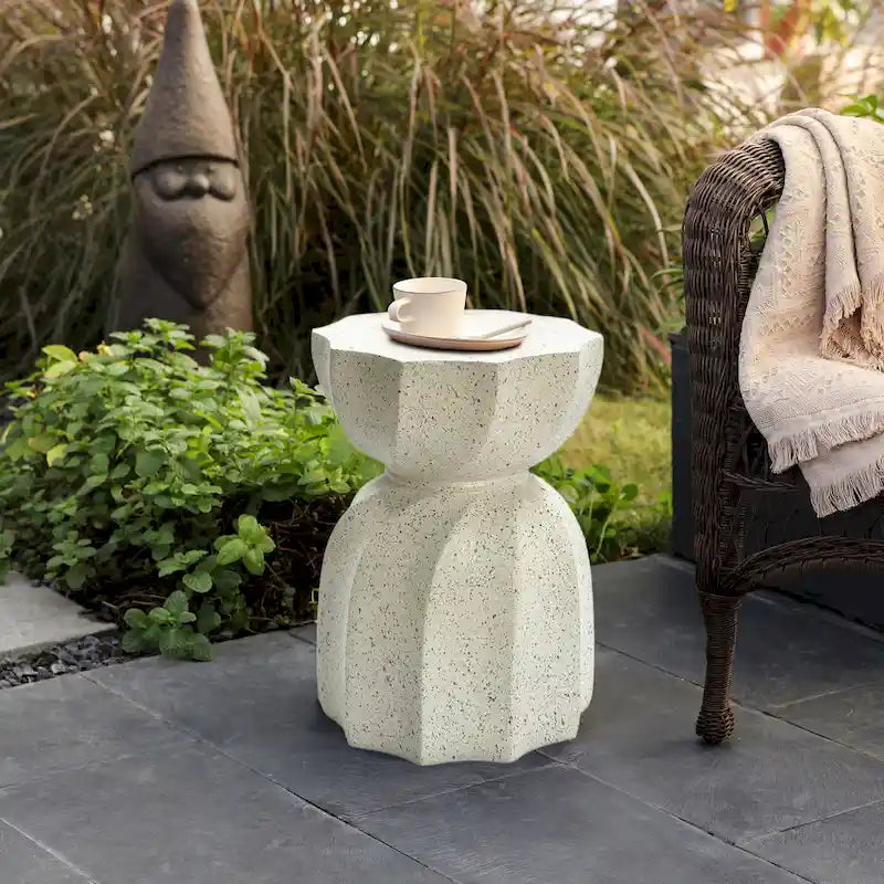 Table d'appoint et de bout ronde en ciment Hourglass, pour l'intérieur et l'extérieur
