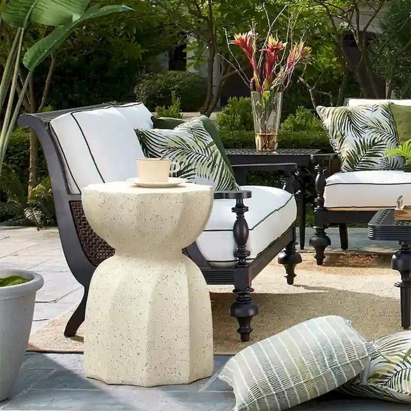 Table d'appoint et de bout ronde en ciment Hourglass, pour l'intérieur et l'extérieur