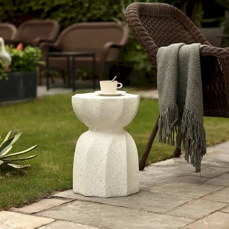 Table d'appoint et de bout ronde en ciment Hourglass, pour l'intérieur et l'extérieur
