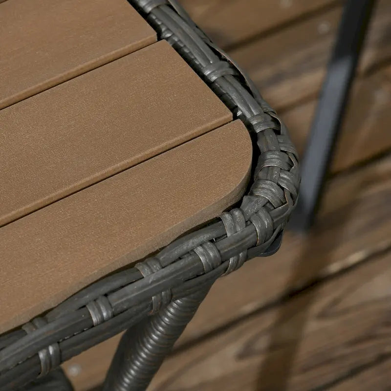 Table basse de patio en rotin PE avec étagère de rangement, table d'appoint d'extérieur à 2 niveaux avec plateau en composite bois-plastique