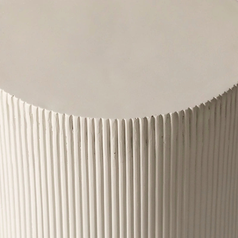 Table d'appoint ronde Eden de 35,5 cm de large en pierre fibrée pour l'intérieur et l'extérieur