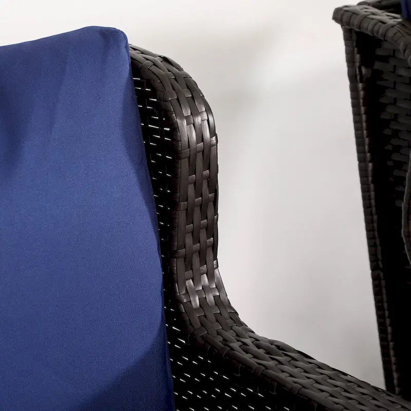 Fauteuil à bascule d'extérieur en osier Outsunny avec siège large, coussins épais, bascule en rotin avec cadre en acier, capacité de poids élevée