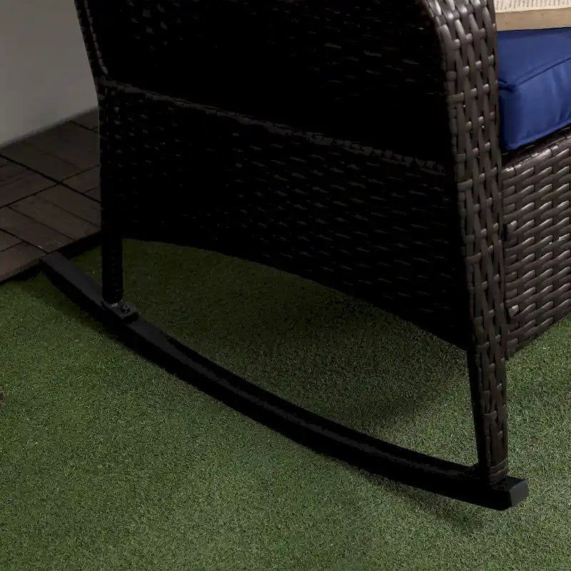 Fauteuil à bascule d'extérieur en osier Outsunny avec siège large, coussins épais, bascule en rotin avec cadre en acier, capacité de poids élevée